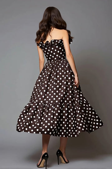 Robe formelle sans bretelles à volants marron foncé à pois blancs avec poches